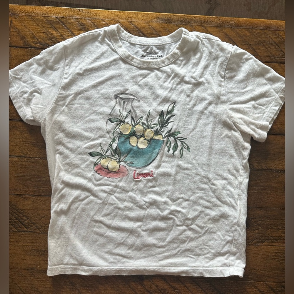 Abercrombie women’s T. Size XS. 🍋